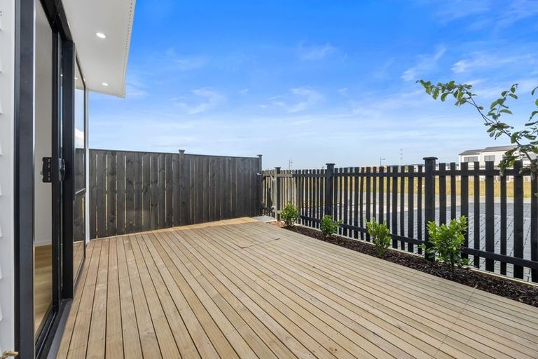 Photo of property in 8 Harikoa Way, Karaka, 2113