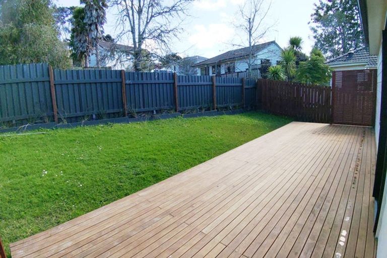 Photo of property in 2/1 Landsdale Place, Massey, Auckland, 0614