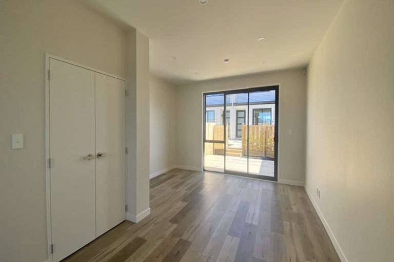 Photo of property in 2/86 Fred Taylor Drive, Westgate, Auckland, 0814