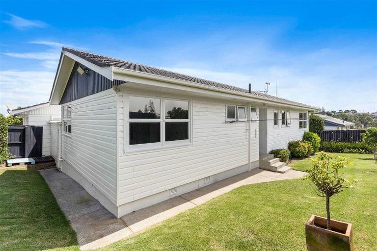 Photo of property in 2/34a Sunnynook Road, Sunnynook, Auckland, 0620