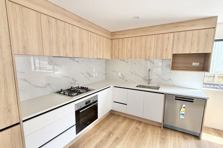 Photo of property in 7/6 Woodhouse Place, West Harbour, Auckland, 0618