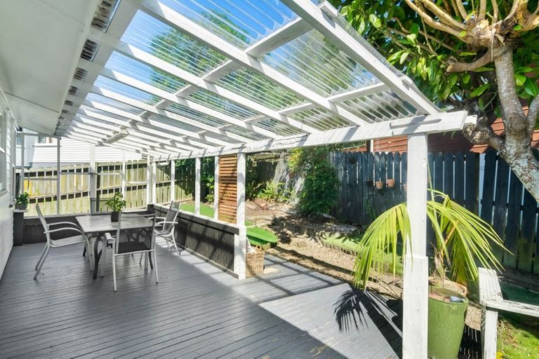 Photo of property in 1/8 Ludlow Terrace, Totara Vale, Auckland, 0627
