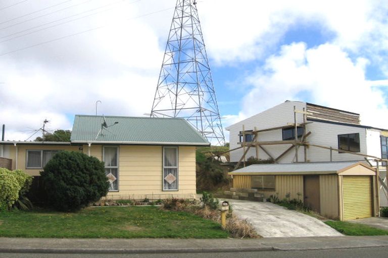 Photo of property in 1 Colchester Crescent, Newlands, Wellington, 6037