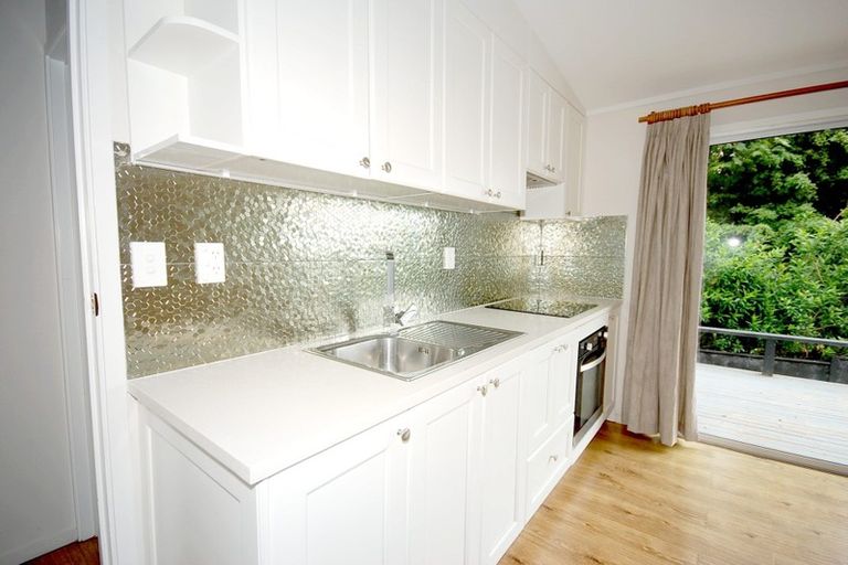 Photo of property in 2/64 Exmouth Road, Northcote, Auckland, 0627