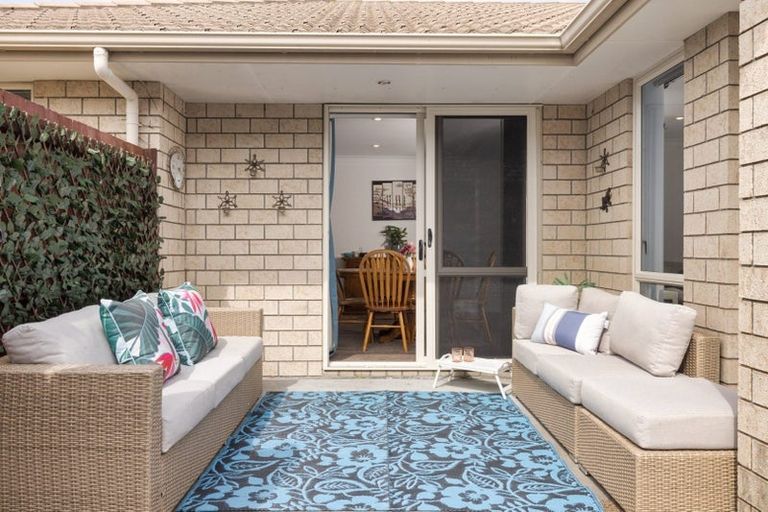 Photo of property in 33 Seabreeze Place, Papamoa Beach, Papamoa, 3118