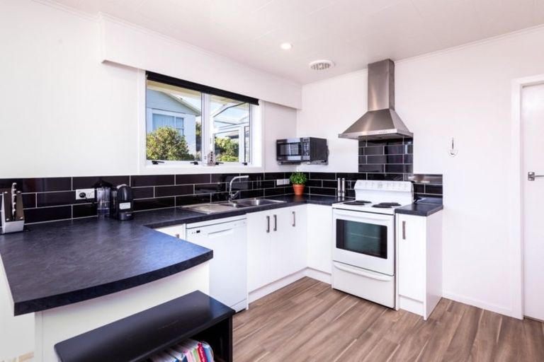 Photo of property in 9 Waimea Street, Westown, New Plymouth, 4310