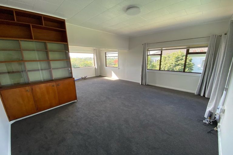 Photo of property in 43 Onewa Road, Northcote, Auckland, 0627