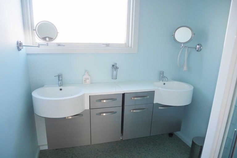 Photo of property in 32 Raekura Place, Redcliffs, Christchurch, 8081