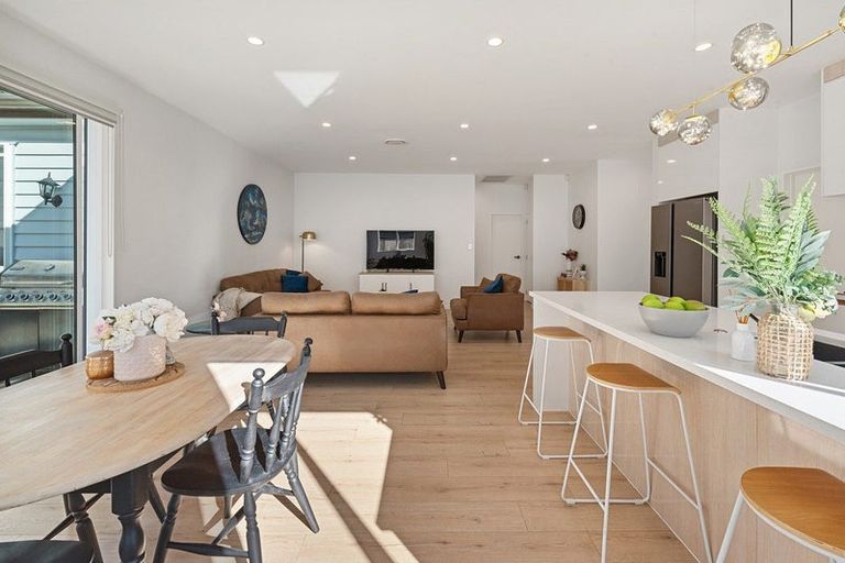 Photo of property in 28 Konoba Avenue, Kumeu, 0810