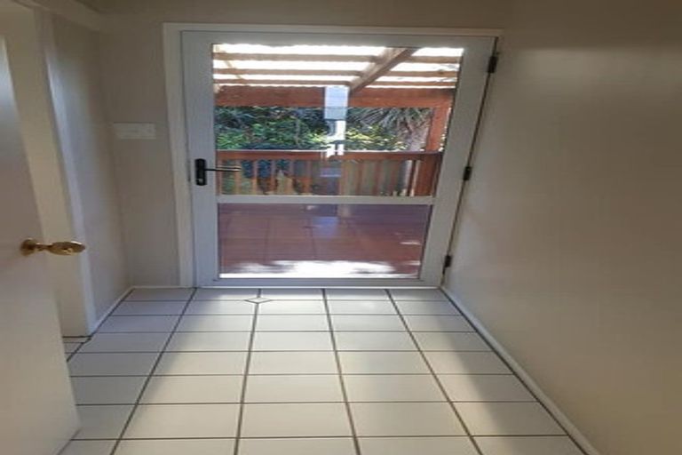 Photo of property in 1/212 Sunnynook Road, Totara Vale, Auckland, 0627