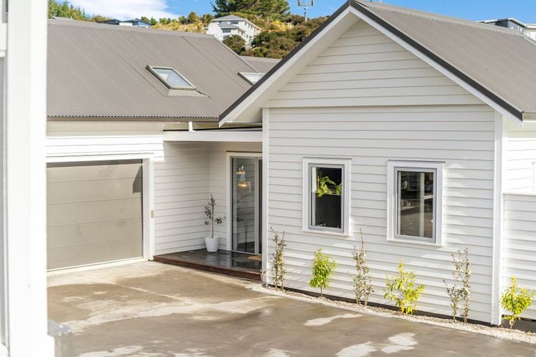 Photo of property in 5 Helm Place, Whitby, Porirua, 5024