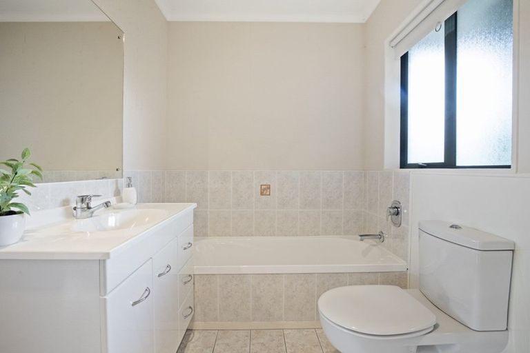 Photo of property in 16 Ranch Place, Pukekohe, 2120