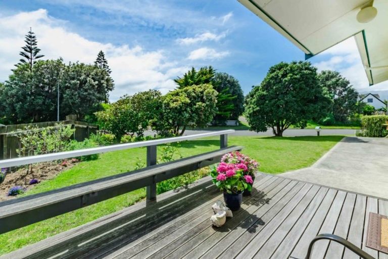 Photo of property in 6 Oratia Street, Waikanae Beach, Waikanae, 5036