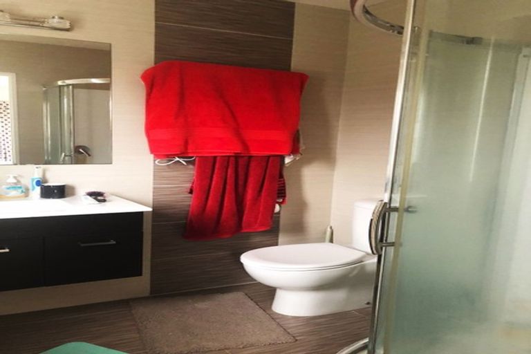 Photo of property in 10b Harrybrook Road, Green Bay, Auckland, 0604