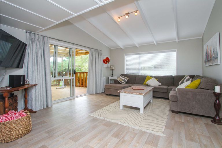 Photo of property in 2/39a Hebron Road, Waiake, Auckland, 0630