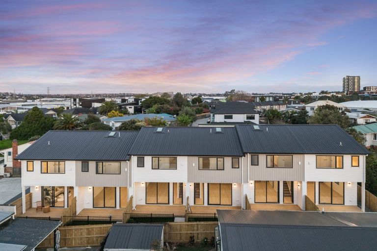 Photo of property in 7/16 Binsted Road, New Lynn, Auckland, 0600