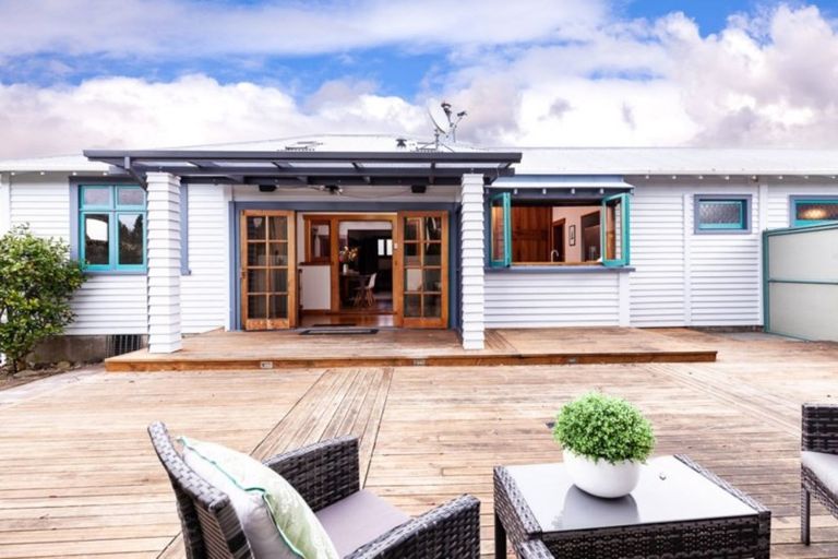 Photo of property in 39 Waiwaka Terrace, Strandon, New Plymouth, 4312