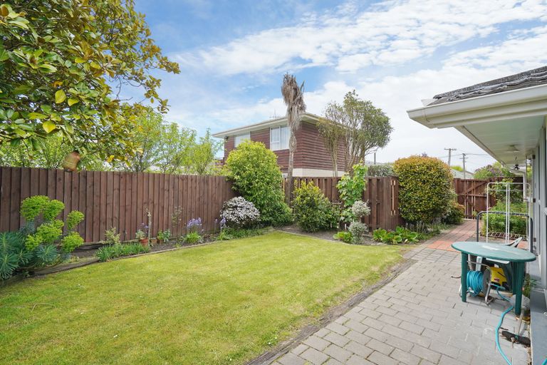 Photo of property in 2/23 Crofton Road, Harewood, Christchurch, 8051