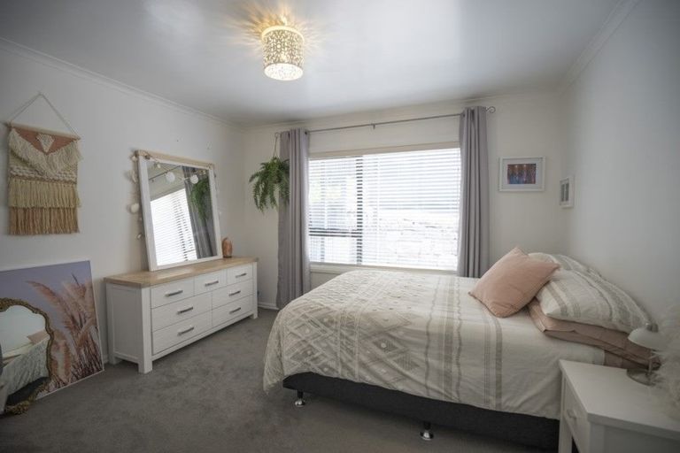 Photo of property in 131 Chelsea View Drive, Chatswood, Auckland, 0626