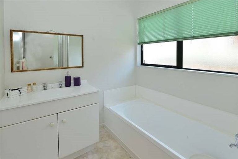 Photo of property in 1/21 Jumento Place, Unsworth Heights, Auckland, 0632