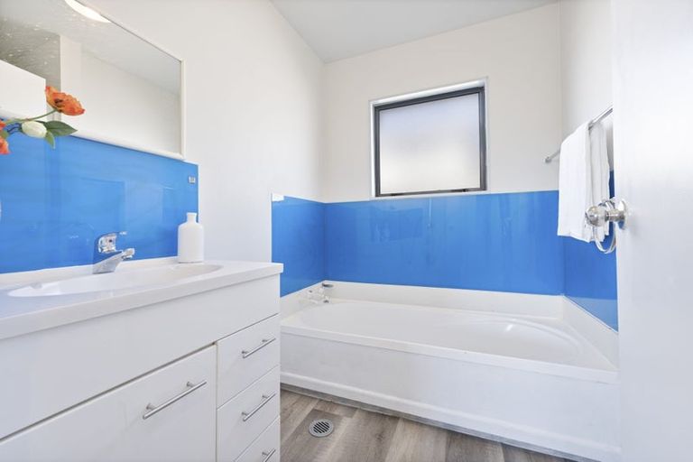 Photo of property in 5 Parrs Cross Road, Henderson, Auckland, 0612