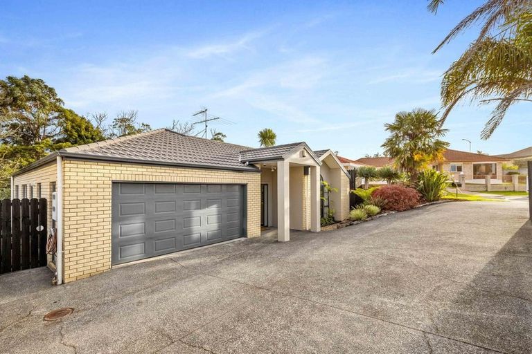 Photo of property in 13 Berkshire Terrace, Massey, Auckland, 0614