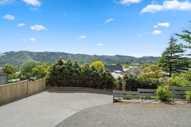 Photo of property in 4 Hillside Drive, Maoribank, Upper Hutt, 5018