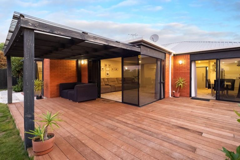 Photo of property in 2/17 Fieldmoor Place, Parklands, Christchurch, 8083