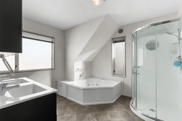 Photo of property in 31 Brockhall Lane, Avonhead, Christchurch, 8042