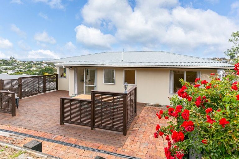 Photo of property in 17 Cheltenham Terrace, Newlands, Wellington, 6037