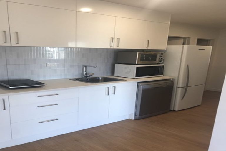 Photo of property in 24 Para Close, Fairview Heights, Auckland, 0632