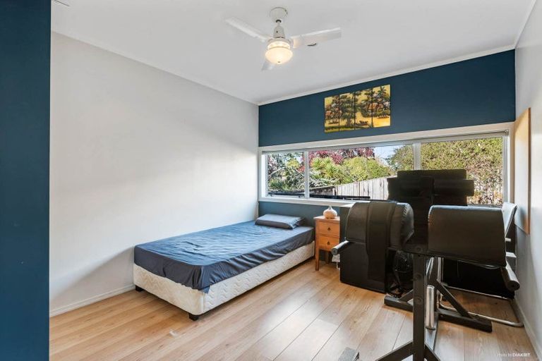 Photo of property in 1 Mirrabooka Avenue, Botany Downs, Auckland, 2010