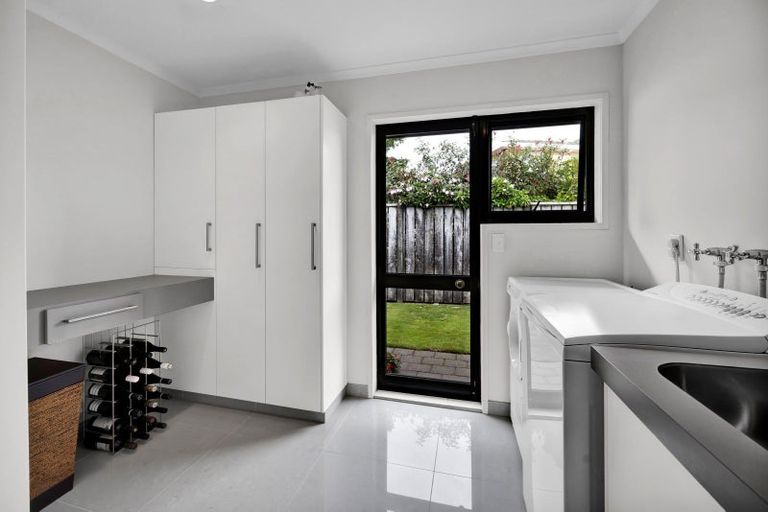 Photo of property in 3b Larsen Place, Merrilands, New Plymouth, 4312