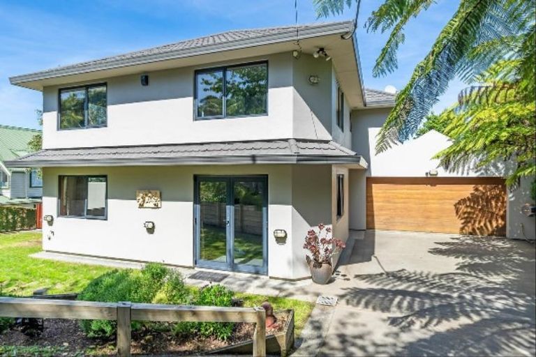 Photo of property in 21 Poto Road, Normandale, Lower Hutt, 5010
