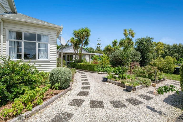 Photo of property in 154 Te Kanae Road, South Head, Helensville, 0874