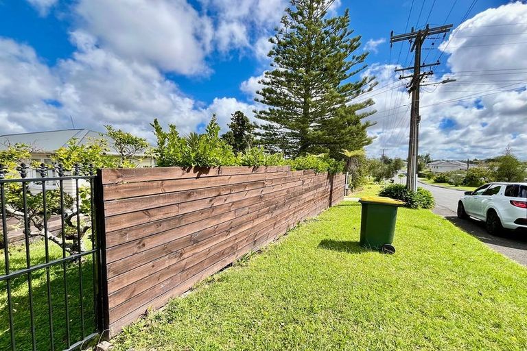 Photo of property in 46 Kelman Road, Kelston, Auckland, 0602