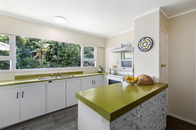 Photo of property in 1/7 Tallington Crescent, Torbay, Auckland, 0630