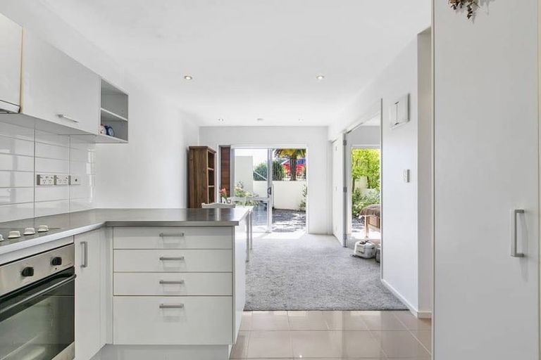 Photo of property in 4b/71 Spencer Road, Oteha, Auckland, 0632