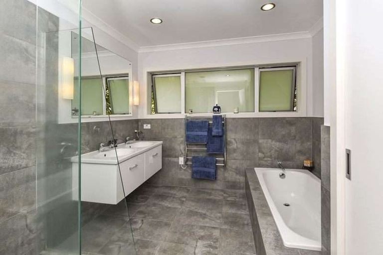 Photo of property in 8 Jessmae Place, Hillcrest, Auckland, 0627