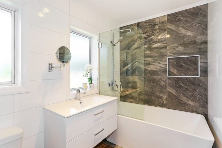 Photo of property in 21 Bush Road, Waiatarua, Auckland, 0604