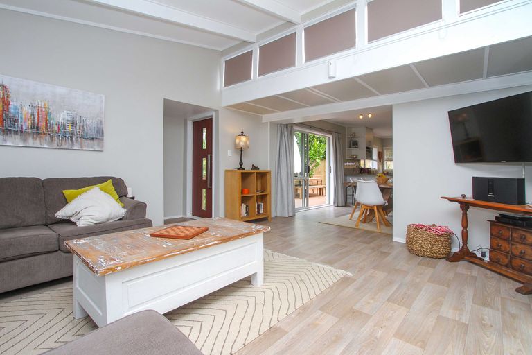 Photo of property in 2/39a Hebron Road, Waiake, Auckland, 0630