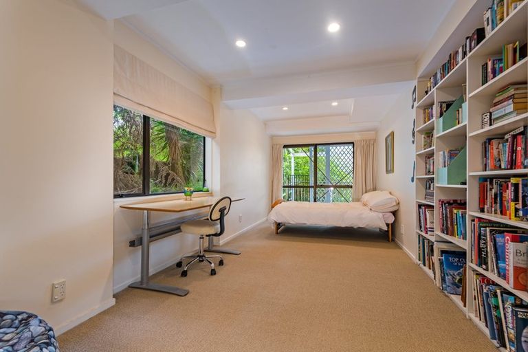 Photo of property in 32 Springdale Grove, Fitzherbert, Palmerston North, 4410