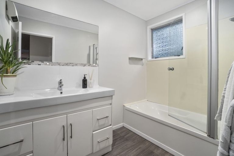 Photo of property in 23 Claverdon Drive, Massey, Auckland, 0614