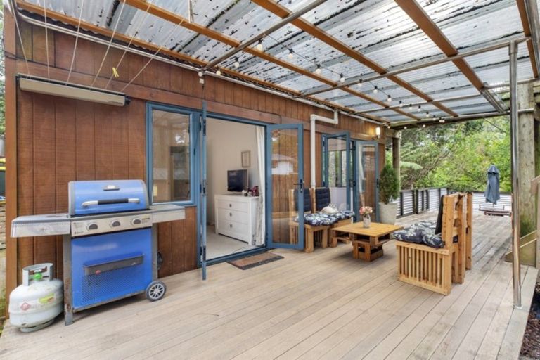 Photo of property in 220 Woodlands Park Road, Titirangi, Auckland, 0604