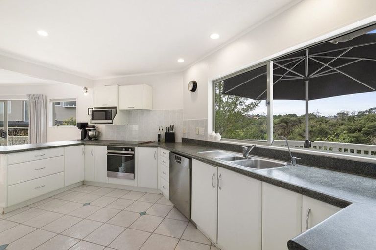 Photo of property in 44 Ravenstone Place, Chatswood, Auckland, 0626