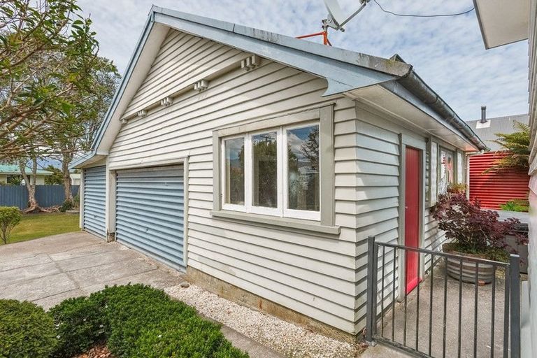 Photo of property in 22 Queen Street, Westport, 7825