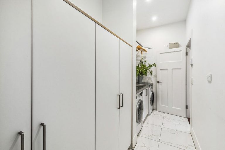 Photo of property in 19 Lower North Terrace, Kelburn, Wellington, 6012