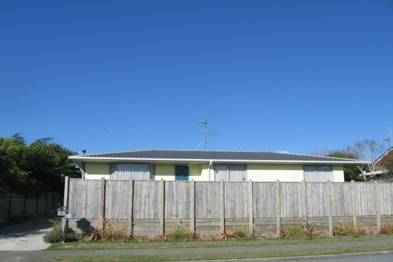 Photo of property in 6 Robert Grove, Paraparaumu, 5032