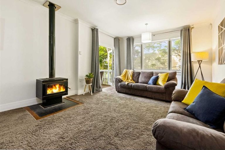 Photo of property in 12 Eastglen Road, Glen Eden, Auckland, 0602