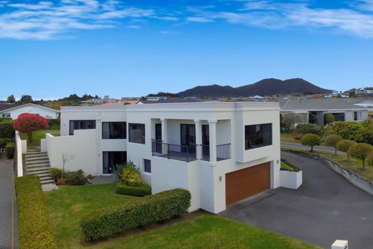 Photo of property in 28 Fairview Terrace, Waipahihi, Taupo, 3330